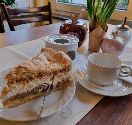 Tortenauswahl für Busgruppen im Café Höpen-Idyll - Stachelbeerbaisertorte
