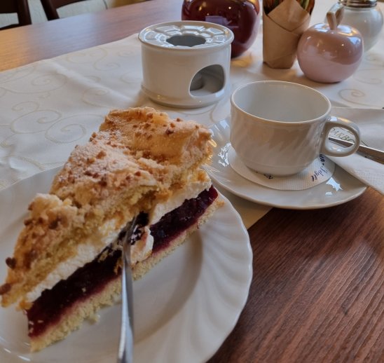 Tortenauswahl für Busgruppen im Café Höpen-Idyll - Friesentorte