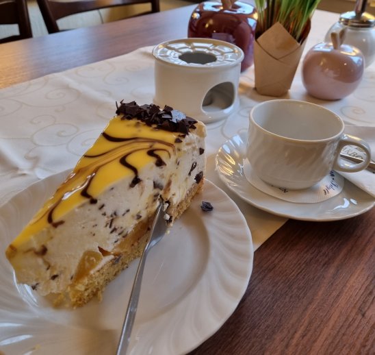 Tortenauswahl für Busgruppen im Café Höpen-Idyll - Eierlikörquarktorte