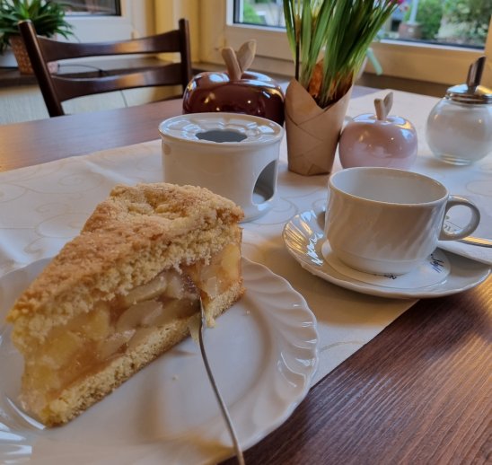 Tortenauswahl für Busgruppen im Café Höpen-Idyll - Sonjas Apfelkuchen